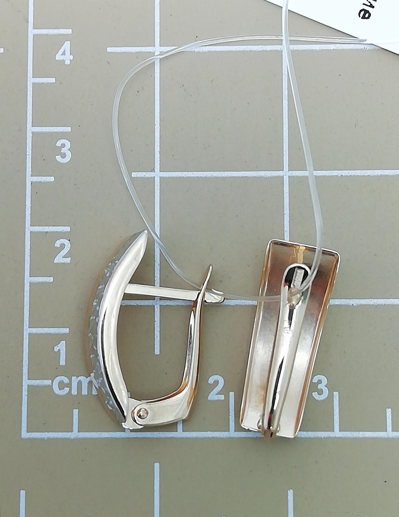 Золотые серьги женские, алмазная грань, английский замок, вес 1,97 г