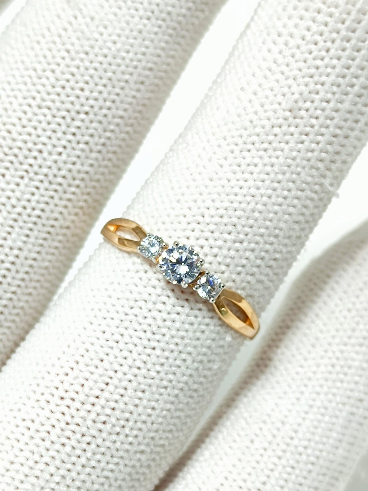 Золотое кольцо женское, вставка фианит