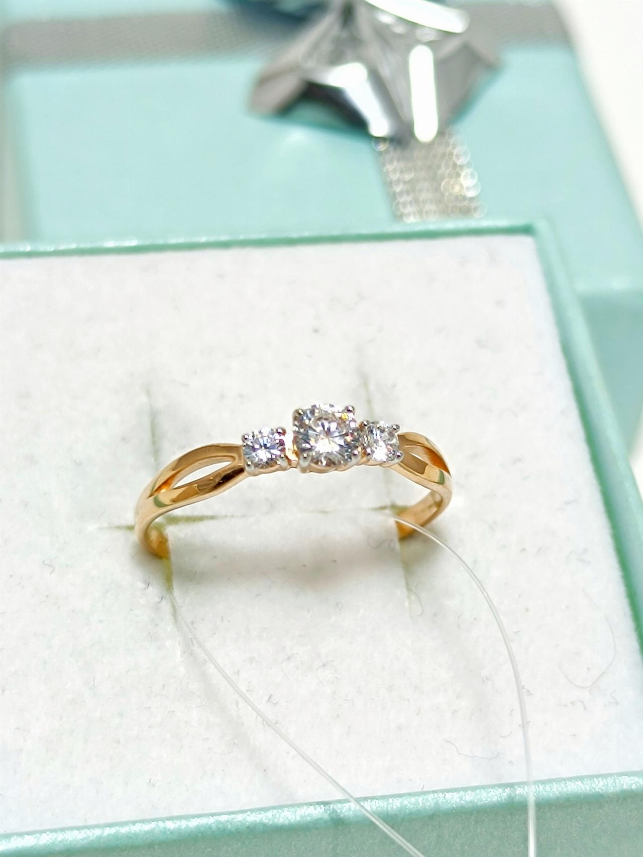 Золотое кольцо женское, вставка фианит